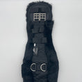 Load image into Gallery viewer, Ein schwarzer anatomischer Lammfellgurt der Marke Ascot Reitsportartikel mit schwarzer Baumwolleinlage auf der Oberseite, auf welcher sich mittig zwei D-Ringe befinden, liegt auf einem hellen Untergrund