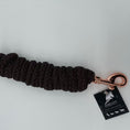 Load image into Gallery viewer, Brauner Führstrick mit roséfarbenem Karabiner aus strapazierfähigem Nylonmaterial von der Marke Ascot Reitsportartikel.
