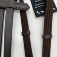 Load image into Gallery viewer, Ein brauner Gurtzügel mit 9 Lederstegen und Zaumhaken von der Marke Ascot Reitsportartikel liegt auf einem weißen Untergrund.