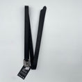Load image into Gallery viewer, Ein schwarzer Bügelriemen der Marke Ascot Reitsportartikel aus Soft-Leder liegt in einer N-Form.