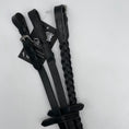 Load image into Gallery viewer, Hochwertige schwarze, geflochtene Zügel mit Schnalle für Reiter: Stilvoll und funktional. Perfekt für einen sicheren und komfortablen Griff von der Marke Ascot Reitsprtartikel.
