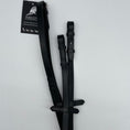 Load image into Gallery viewer, Ein breiter schwarze Gummi-Zügel mit Noppen von der Marke Ascot Reitsportartikel liegt auf einem weißen Untergrund. Dieser besteht aus strapazierfähigem, hochwertigem Material.