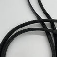 Load image into Gallery viewer, Ein breiter schwarze Gummi-Zügel mit Noppen von der Marke Ascot Reitsportartikel liegt auf einem weißen Untergrund. Dieser besteht aus strapazierfähigem, hochwertigem Material.