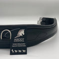 Load image into Gallery viewer, Ein schwarzer Lederlanggurt mit dreifach elastischen Einlagen und D-Ring in der Mitte von der Marke Ascot Reitsportartikel. Anatomisch geformt aus pflanzlich gegerbtem, hochwertigem Leder. Er liegt auf einem hellen Hintergrund.