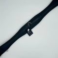 Load image into Gallery viewer, Ein schwarzer Lederlanggurt mit dreifach elastischen Einlagen und D-Ring in der Mitte von der Marke Ascot Reitsportartikel. Anatomisch geformt aus pflanzlich gegerbtem, hochwertigem Leder. Er liegt auf einem hellen Hintergrund.