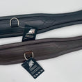 Load image into Gallery viewer, Ein dunkel brauner und ein schwarzer Lederlanggurt mit beidseitig dreifach elastischen Einlagen und anatomischer Form mit D-Ring in der Mitte des Gurtes liegen auf einem weißem Untergrund nebeneinander. Beide sind aus pflanzlich gegerbtem, hochwertigem Leder von der Marke Ascot Reitsport gefertigt.