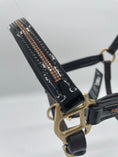 Load image into Gallery viewer, Hochwertiges braunes Lederhalfter mit eingefasstem Strass und Lack von der Marke Ascot Reitsportartikel- pflanzlich gegerbt