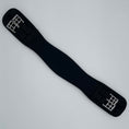 Load image into Gallery viewer, Ein schwarzer anatomischer Memory Foam Kurzgurt der Marke Ascot Reitsportartikel liegt auf einem weißen Untergrund. Der Kurzgurt passt sich durch den Memory-Schaum individuelle ans Pferd an.
