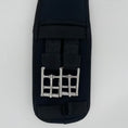 Load image into Gallery viewer, Ein schwarzer anatomischer Memory Foam Kurzgurt liegt auf einem weißen Untergrund. Die Edelstahl-Rollschnallen und der beidseitige Elastikeinsatz stehen im Vordergrund. Der Kurzgurt passt sich durch den Memory-Schaum individuell ans Pferd an.