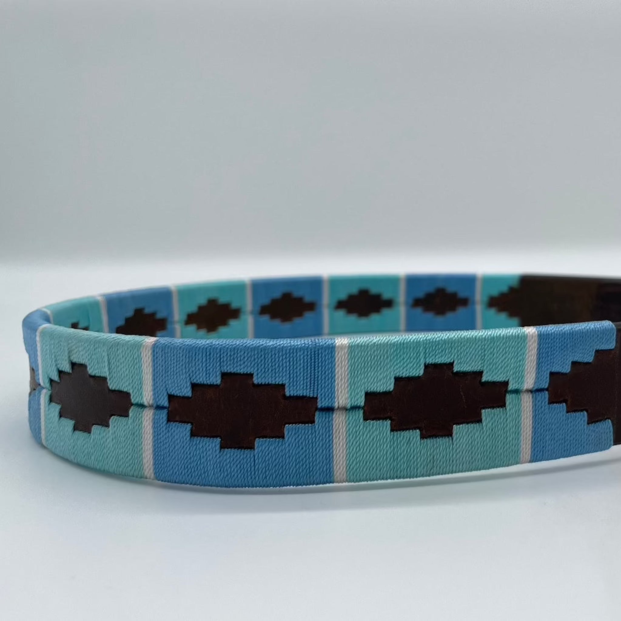 Dunkelbrauner Ledergürtel im hellblau/ türkis mit cremefarbenem Strich im Polo-Design von der Marke Ascot Reitsportartikel.
