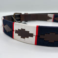 Load image into Gallery viewer, Dunkelbrauner Ledergürtel im dunkelblau/ cremefarbenen Polo-Design mit rotem Strich von der Marke Ascot Reitsportartikel.