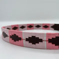 Load image into Gallery viewer, Dunkelbrauner Ledergürtel im hellrosa/ rosa mit cremefarbenem Strich im Polo-Design von der Marke Ascot Reitsportartikel.