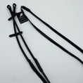 Load image into Gallery viewer, Rundgenähter schwarzer Softleder-Zügel mit Martingalstoppern und Zaumhaken von der Marke Ascot Reitsportartikel.