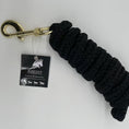 Load image into Gallery viewer, Schwarzer Führstrick mit Messing-Karabiner aus strapazierfähigem Nylonmaterial von der Marke Ascot Reitsportartikel.