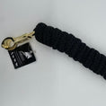 Load image into Gallery viewer, Schwarzer Führstrick mit Messing-Panikhaken aus strapazierfähigem Nylonmaterial von der Marke Ascot Reitsportartikel.