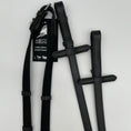 Load image into Gallery viewer, Ein schwarzer Gurtzügel mit 9 Lederstegen und Zaumhaken von der Marke Ascot Reitsportartikel liegt auf einem weißen Untergrund.