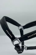 Load image into Gallery viewer, softes Lederhalfter mit Strasssteinen - Ascot Reitsport - schwarz/ klare Steine/ mit silbernen Beschlägen