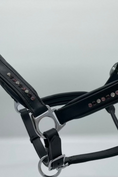 Load image into Gallery viewer, softes Lederhalfter mit Strasssteinen - Ascot Reitsport - schwarz/ rosafrabige Steine/ mit silbernen Beschlägen