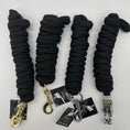 Load image into Gallery viewer, Schwarze Führstricke aus strapazierfähigem Nylonmaterial mit Panikhaken oder Karabiner von der Marke Ascot Reitsportartikel.