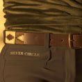 Load image into Gallery viewer, brauner Gürtel im Polo - Design - Ascot Reitsportbraun/ creme mit grünem Strich (braunes Leder)