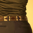 Load image into Gallery viewer, brauner Gürtel im Polo - Design - Ascot Reitsportbraun/ creme mit grünem Strich (braunes Leder)