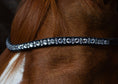 Load image into Gallery viewer, Brauner geschwungener Slim-Stirnriemen Happy (Nr. 106.) mit klaren Steinen von der Marke Ascot Reitsportartikel.