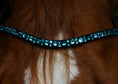 Load image into Gallery viewer, Brauner geschwungener Slim-Stirnriemen Lucky (Nr.107.) mit türkisfarbenen Steinen von der Marke Ascot Reitsportartikel.