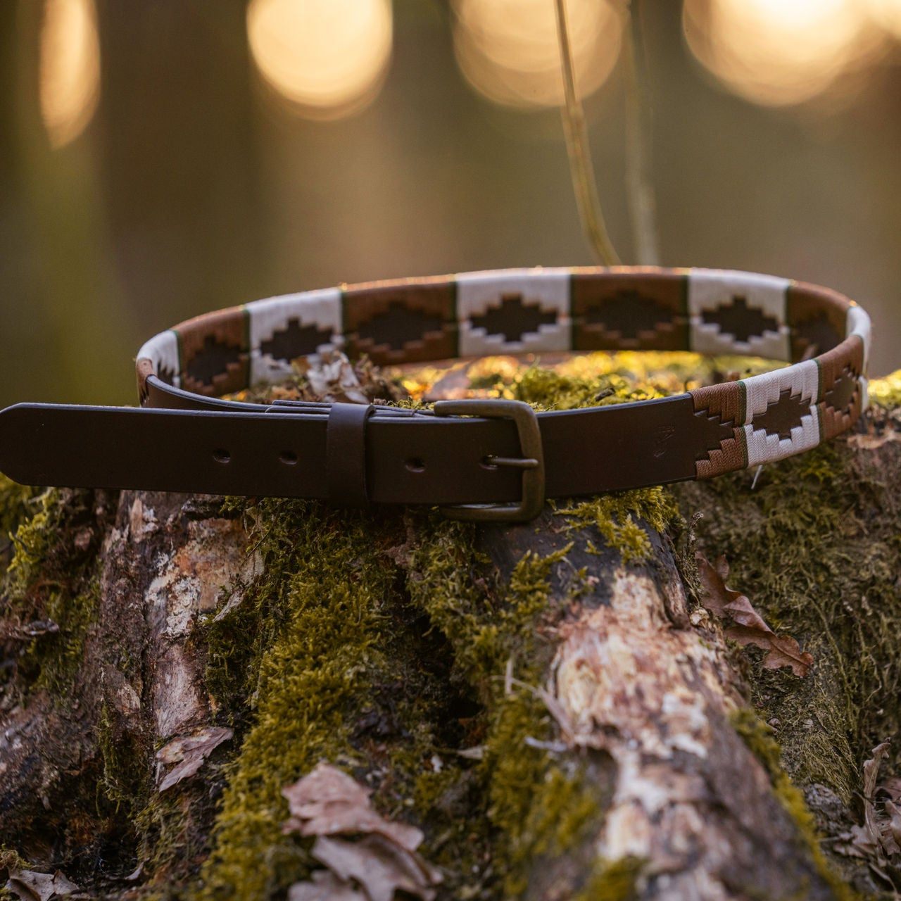 brauner Gürtel im Polo-Design