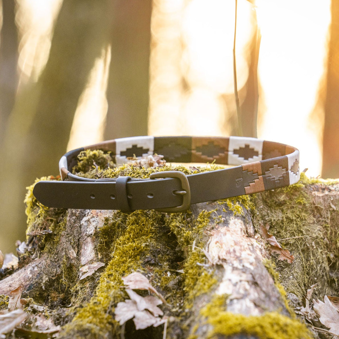 schwarzer Gürtel im Polo-Design