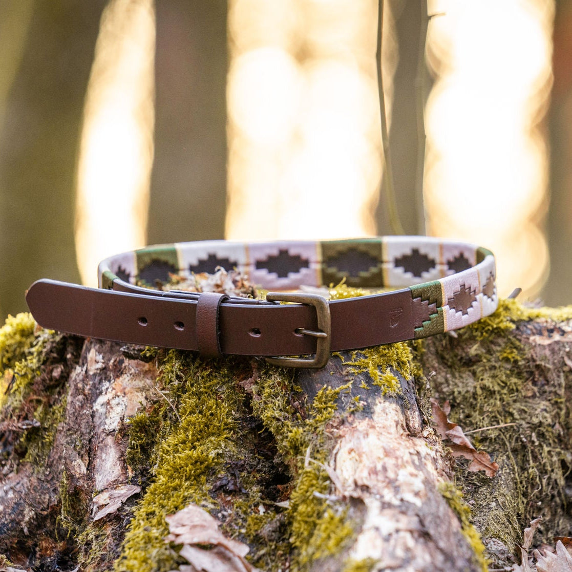 brauner Gürtel im Polo-Design