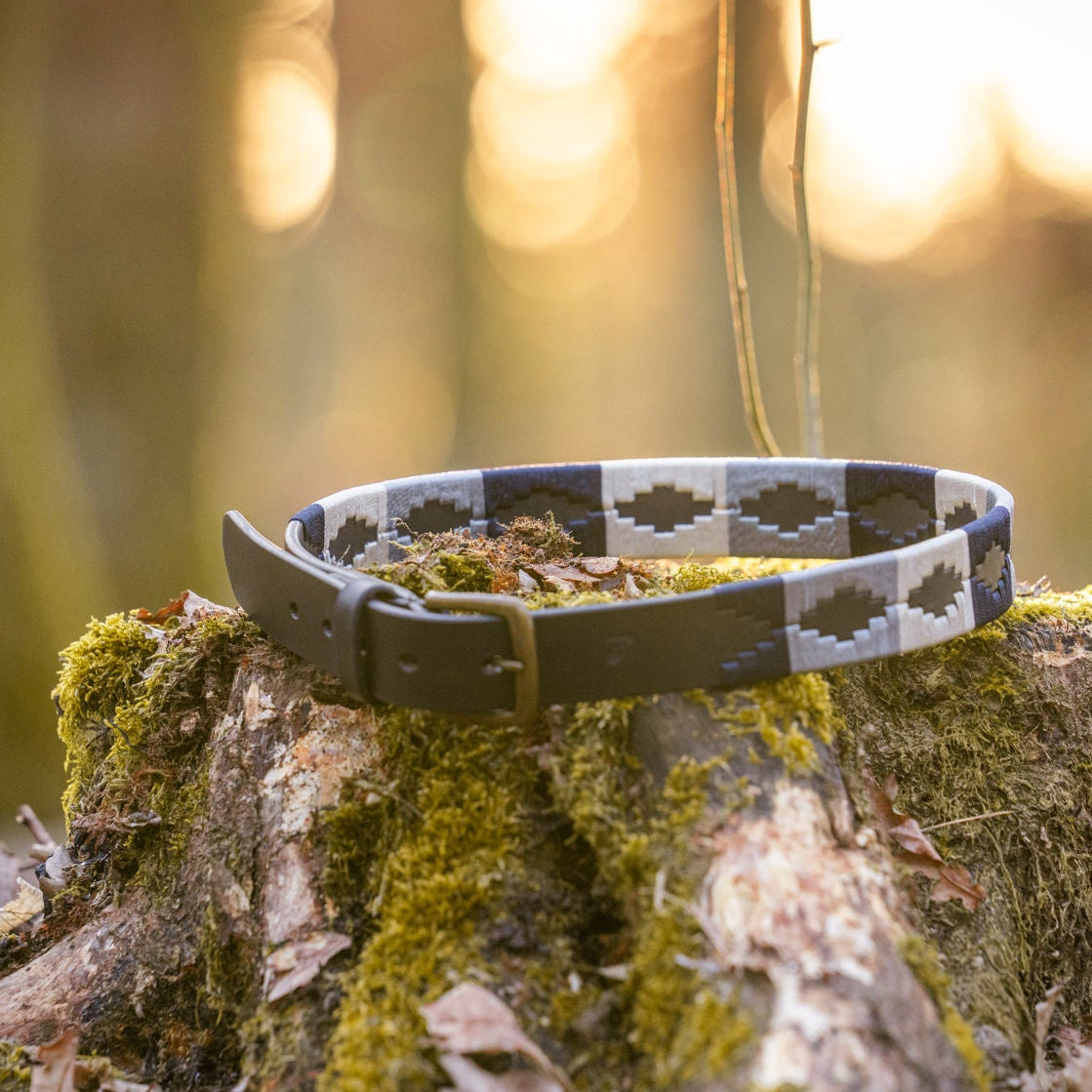 schwarzer Gürtel im Polo-Design