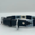 Load image into Gallery viewer, Hundehalsband im Polo-Design - Ascot Reitsport - dunkelblau/ grau/ creme (schwarzes Leder)
