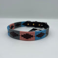 Load image into Gallery viewer, Hundehalsband im Polo-Design - Ascot Reitsport - blau/ lachsfarbend/ grau (braunes Leder)
