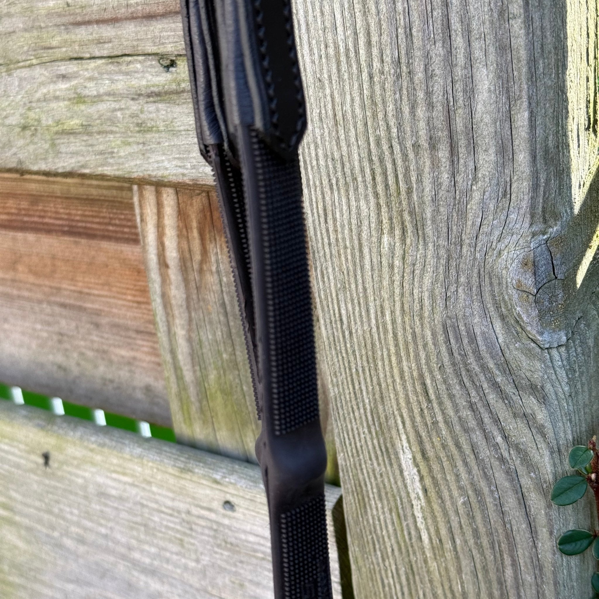 Gummizügel mit Noppen und innenliegenden Stegen - Ascot Reitsportschwarz mit silbernen Beschlägen