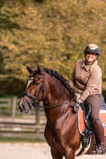 Bild in Galerie-Betrachter laden, Trense Dallas - Ascot Reitsportteak/ kiefer mit Messingbeschlägen
photographer : @helenamassaphotography 
