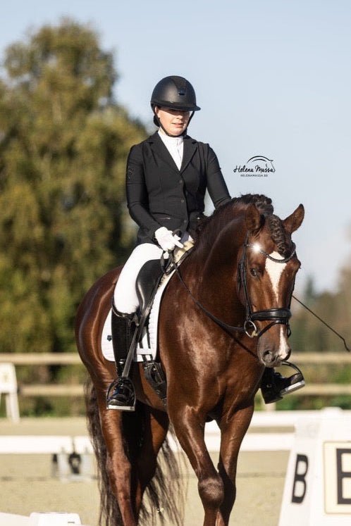 Trense Dallas - Ascot Reitsportteak/ kiefer mit Messingbeschlägen
photographer : @helenamassaphotography 