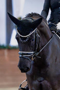 Load image into Gallery viewer, Anatomische halbrunde Trense Melbourne schwarz/weiß lack mit silbernen Beschlägen von der Marke Ascot Reitsportartikel.
