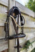 Load image into Gallery viewer, Trensen für die Kleinen ohne Sperrriemen englisch - Ascot Reitsportbraun lack/ goldener Strass mit Messingbeschlägen ohne Sperrriemen
